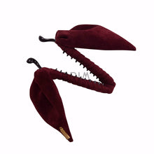 Load image into Gallery viewer, VELVET PETAL BANANA CLIP
