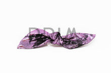 Load image into Gallery viewer, METALLIC LEATHER BOW CLIP
