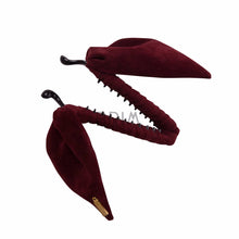 Load image into Gallery viewer, VELVET PETAL BANANA CLIP
