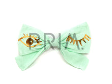 Load image into Gallery viewer, RIBBED BOW CLIP WITH FOIL WINK
